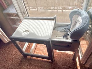 Trona de bebé azul con estampado marino