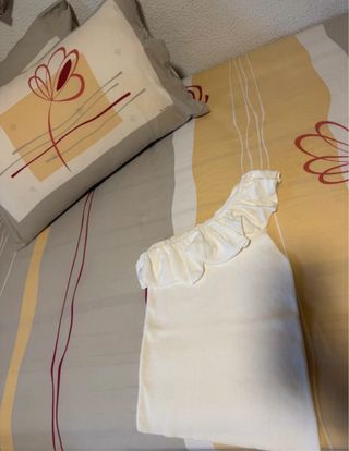 Camiseta Mango blanca asimétrica