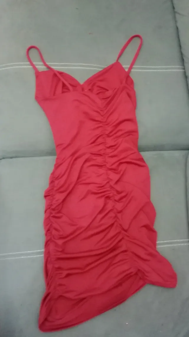 Vestido Rojo Ajustado con Fruncido