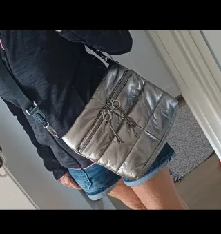 Bolso Parfois plateado acolchado super practico