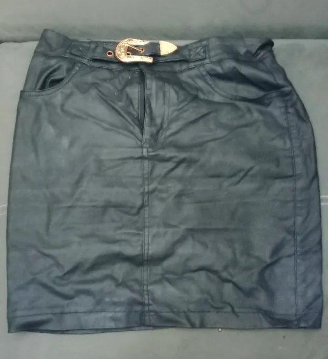 Minifalda Negra con Cinturón Dorado