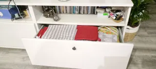 Vitrina y mueble TV madera y cristal.