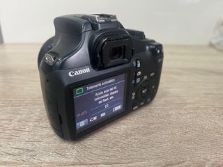 Canon EOS 1100D con objetivo 50 mm f/1.8 II + caja