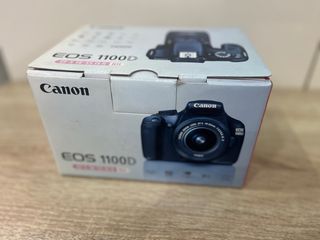 Canon EOS 1100D con objetivo 50 mm f/1.8 II + caja