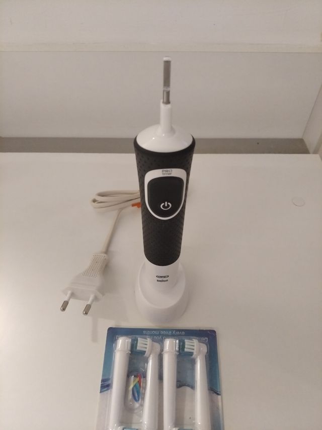 Escova de dentes elétrica Oral-B Pro + Cabeças de escova