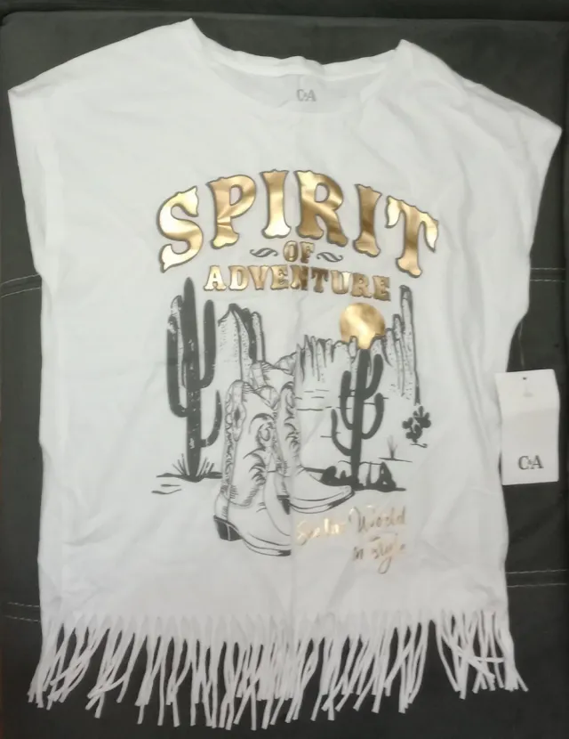 Camiseta C&A con flecos y estampado