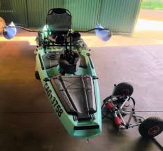 Kayak de pesca con flotadores y pedalees de palas