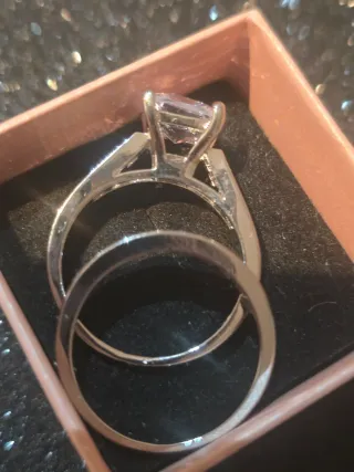 Anillo de plata con circonitas