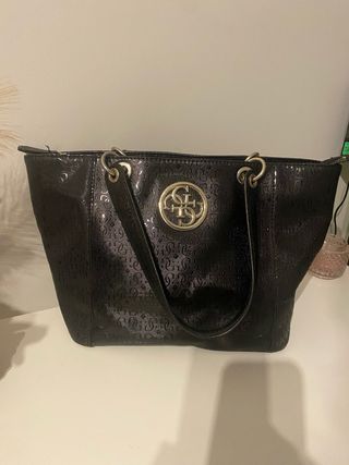 Bolso Guess Negro con Logo Dorado