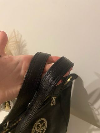 Bolso Guess Negro con Logo Dorado