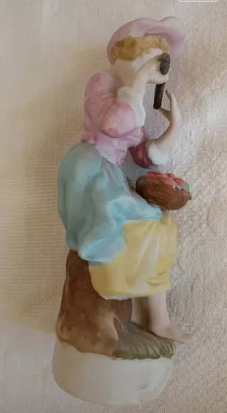 Figura porcelana antigua mujer flauta 20cm