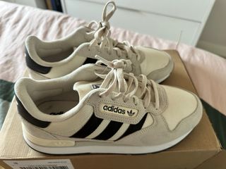 Zapatillas Adidas Beige y Negro Talla 38