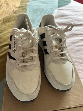 Zapatillas Adidas Beige y Negro Talla 38