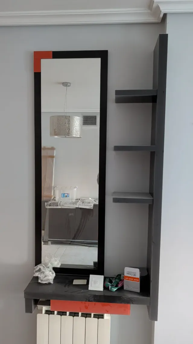 Recibidor con espejo negro y naranja