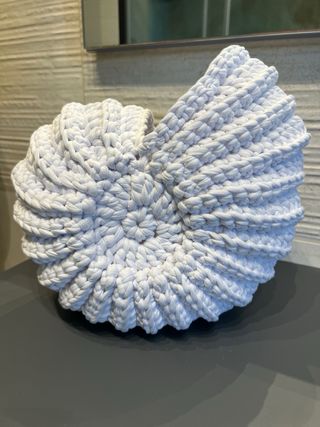 Contenitore conchiglia fatto a mano bianco