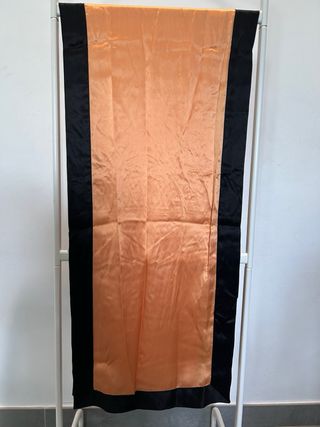 Vestido de seda naranja con chal compañero