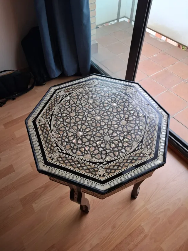 Mesita octogonal con incrustaciones