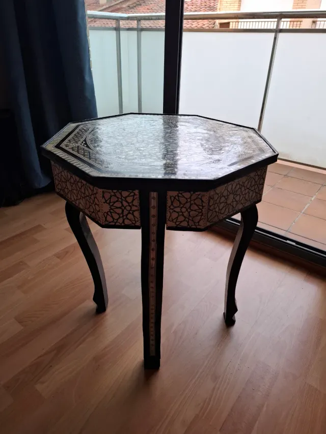 Mesita octogonal con incrustaciones