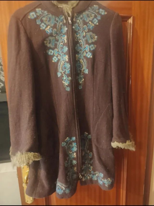 Abrigo entallado marrón con bordados