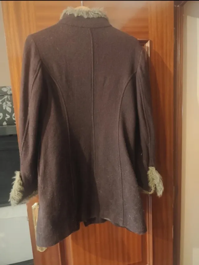 Abrigo entallado marrón con bordados