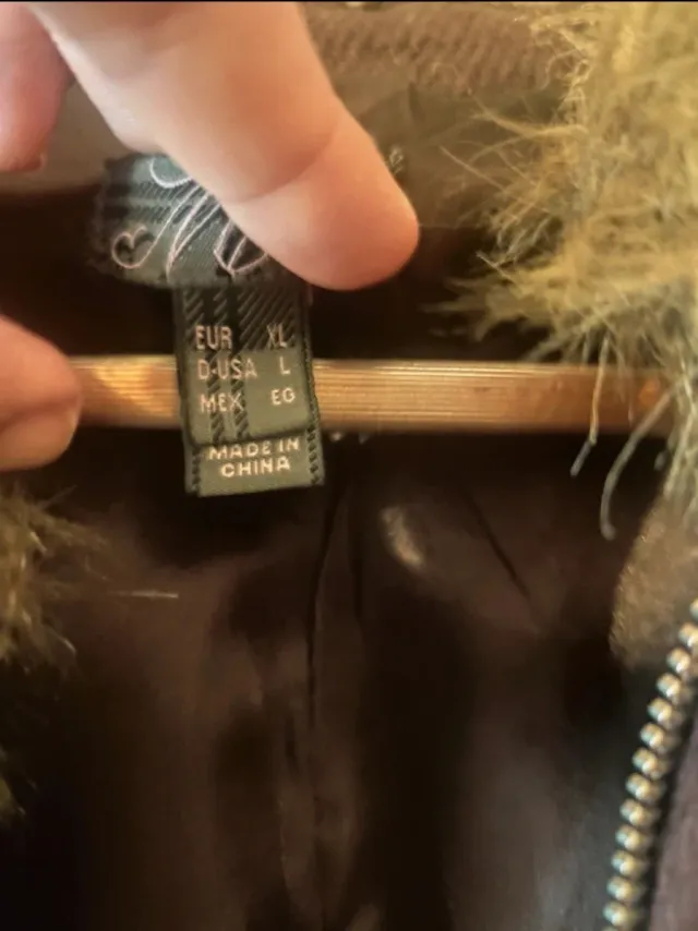 Abrigo entallado marrón con bordados