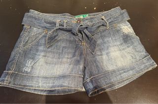 Pantalón corto vaquero con cinturón