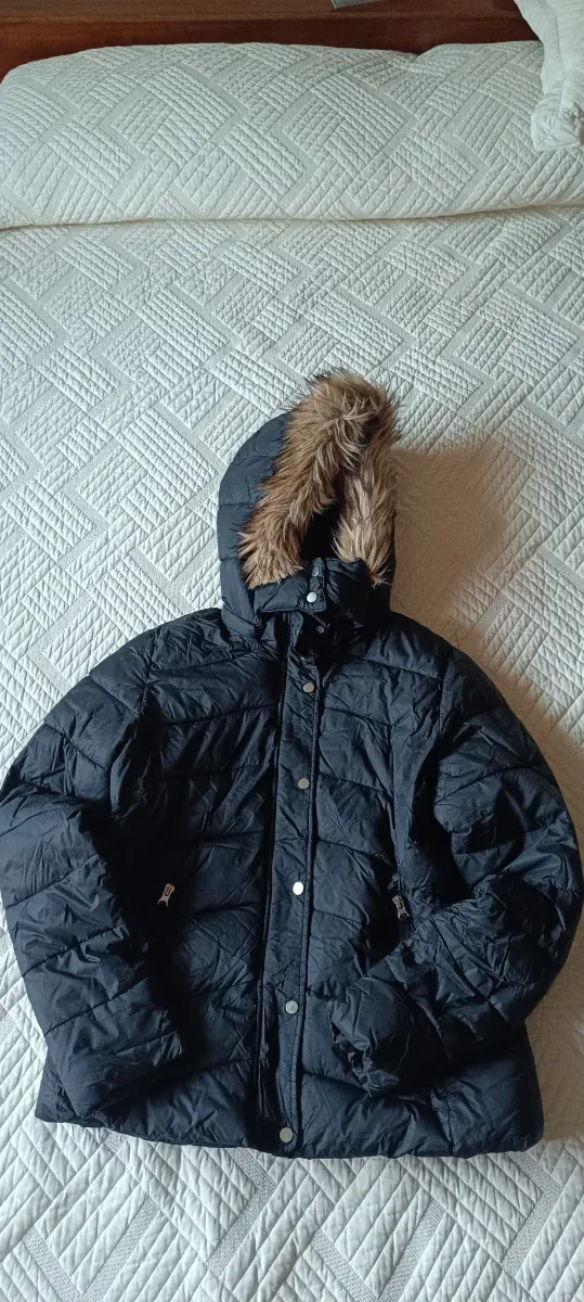 Abrigo negro con capucha y pelo