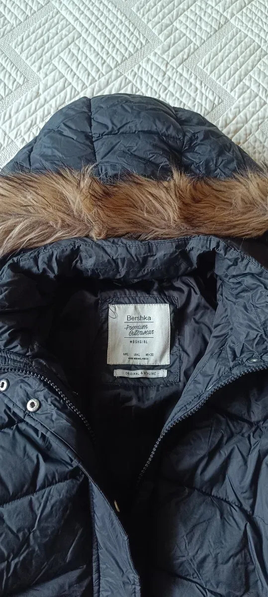 Abrigo negro con capucha y pelo