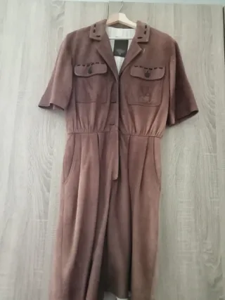 Mono, tejido de ante marrón estilo safari