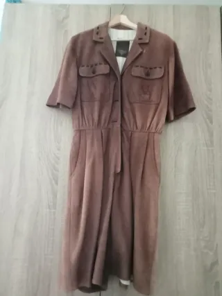 Mono, tejido de ante marrón estilo safari