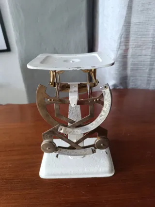 Báscula antigua para pesar cartas