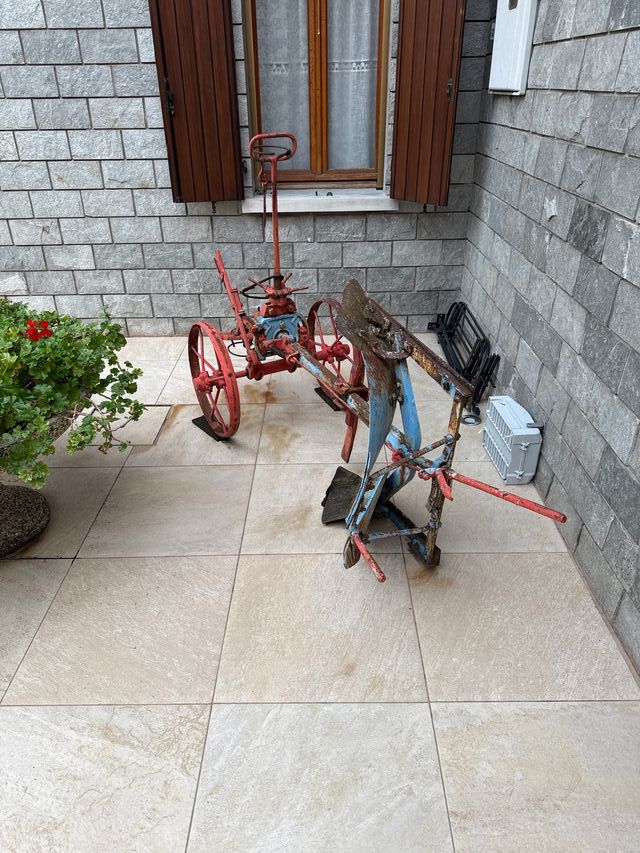 Aratro antico in ferro