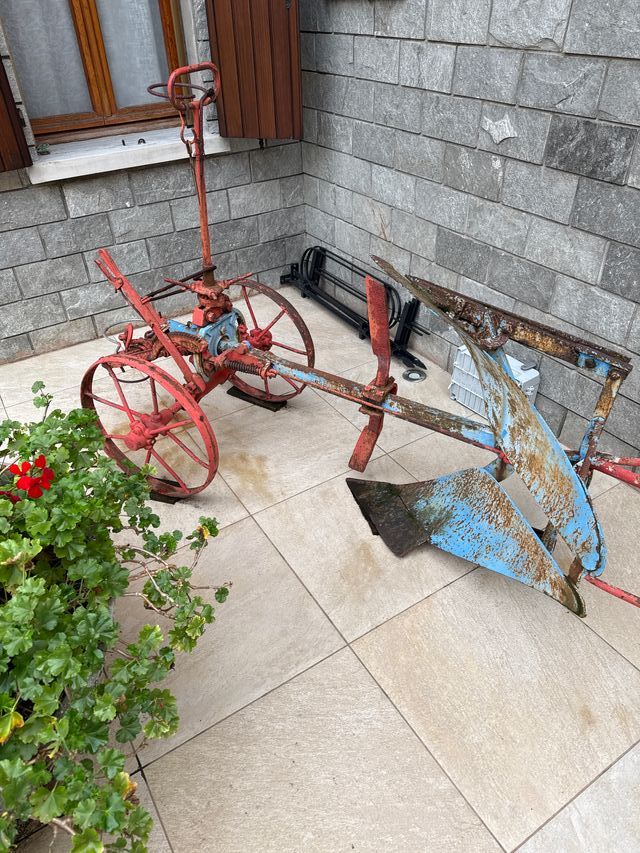 Aratro antico in ferro