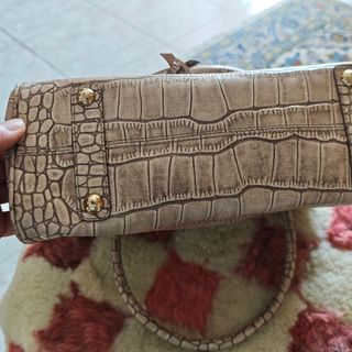 Borsa donna beige con dettagli oro