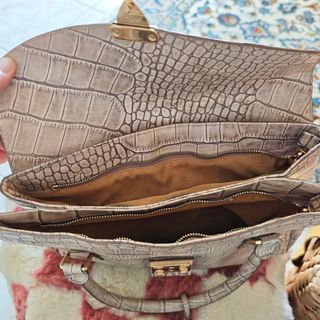 Borsa donna beige con dettagli oro