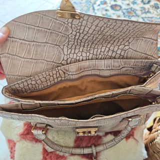 Borsa donna beige con dettagli oro