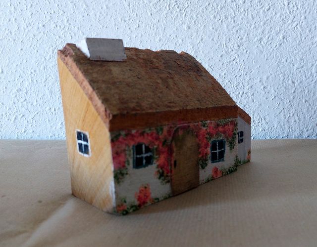 Casa decorativa in legno dipinta a mano