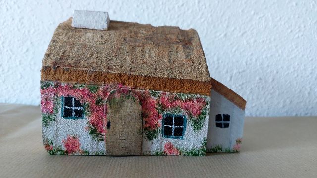 Casa decorativa in legno dipinta a mano