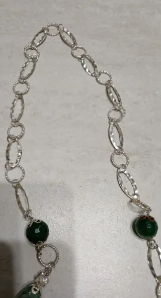 Collana bigiotteria con pietre verdi