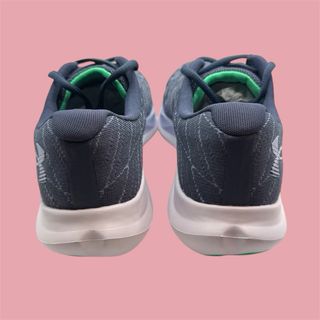 Zapatillas Under Armour grises y blancas