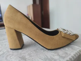 Zapatos de tacón marrón con pedrería color mostaza