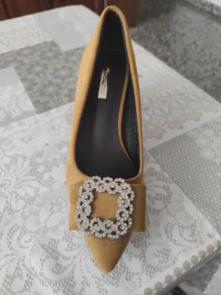 Zapatos de tacón marrón con pedrería color mostaza