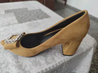 Zapatos de tacón marrón con pedrería color mostaza