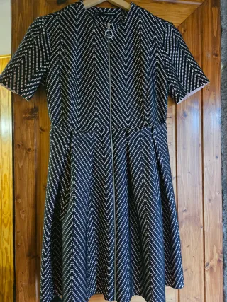 Vestido con cremallera y tablas