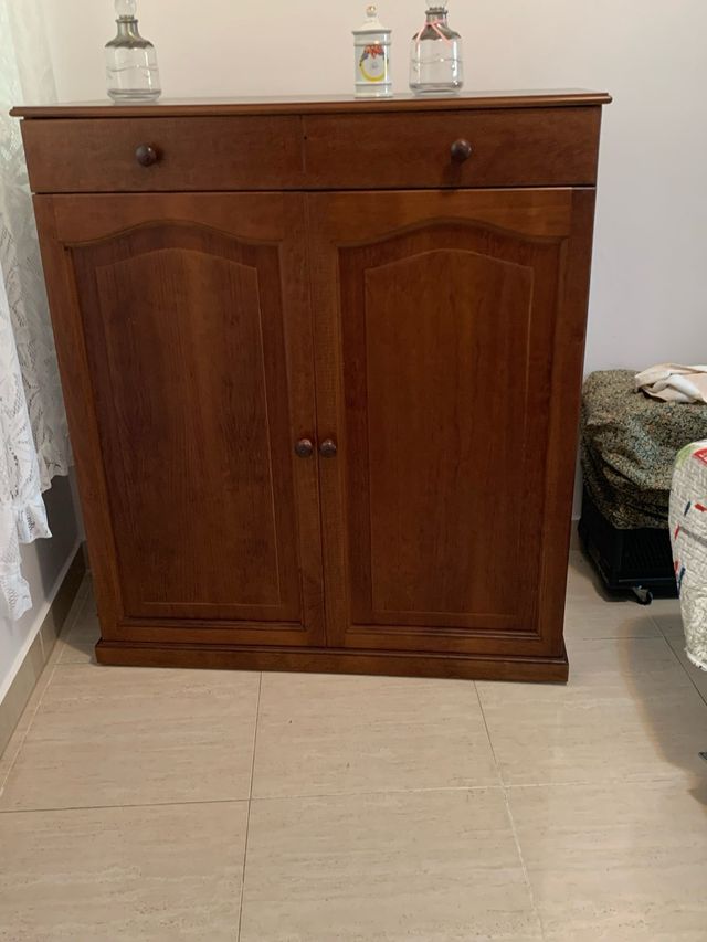 Cómoda de madeira com cama dobrável escondida