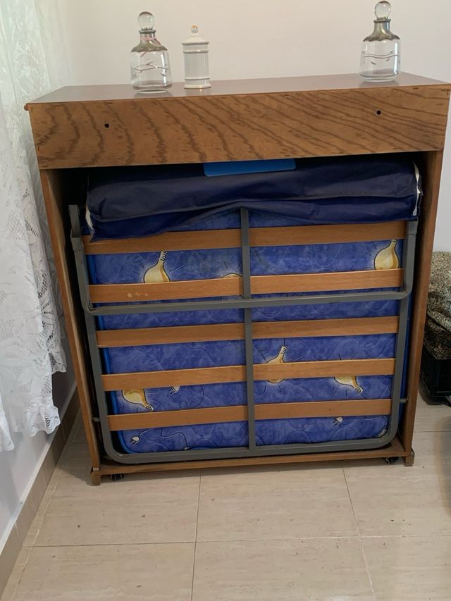 Cómoda de madeira com cama dobrável escondida