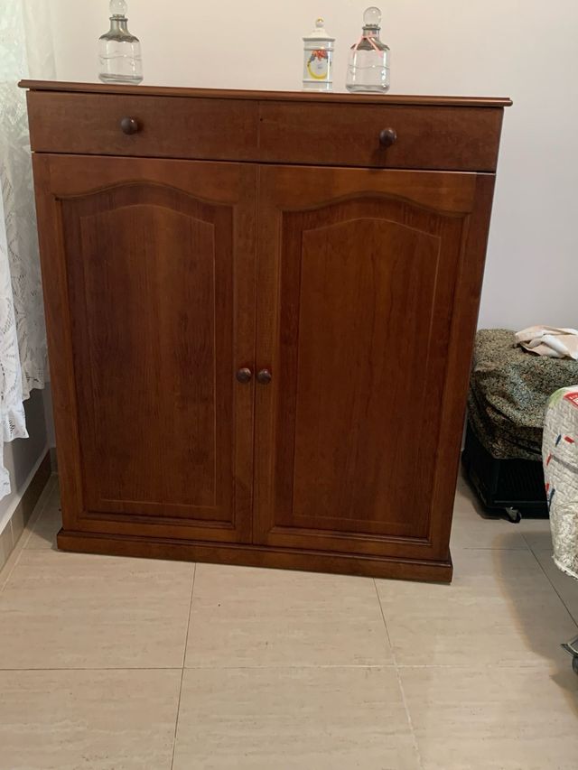 Cómoda de madeira com cama dobrável escondida