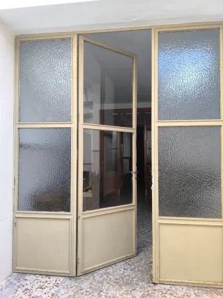 Puerta de cristal y metal