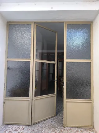 Puerta de cristal y metal