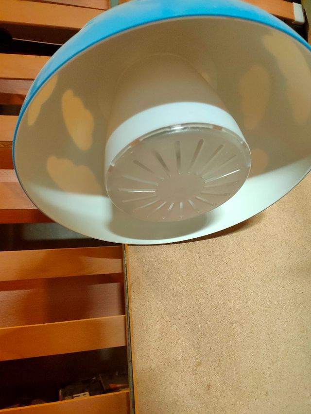 Lámpara infantil azul y blanca